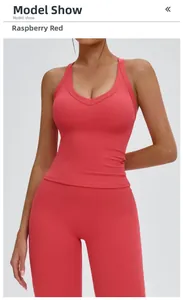 Haut de yoga rouge framboise avec col en U et découpe au dos, tissu extensible respirant