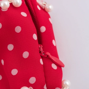 Tessuto rosso a pois con eleganti perle bianche e cerniera rossa di alta qualità