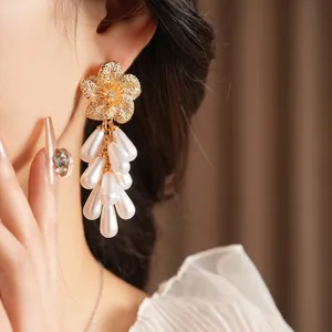 Boucles d'oreilles vintage fleurs avec glands et perles blanches en or champagne chic