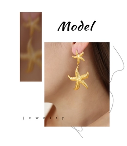 Détail d'un mannequin portant des boucles d'oreilles pendantes étoile de mer en acier titane
