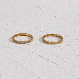 Détail de bagues en acier inoxydable plaqué or 18 carats avec zircons scintillants