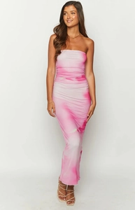 Détail de la robe maxi bustier rose effet tie-dye avec tissu moulant et extensible