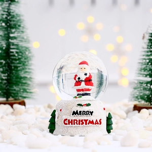 Détails d'une boule à neige de Noël avec le Père Noël et décor de base en résine