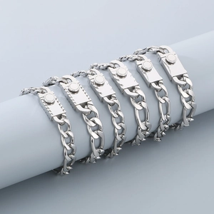 Set di sette bracciali a catena cubana in acciaio argento con fibbie rettangolari a ingranaggi