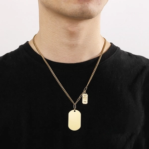 Gros plan d'un collier en titane doré avec pendentifs carrés et motif étoile gravé
