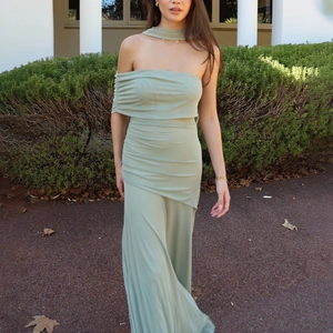 Robe longue vert sauge élégante avec licou plissé et drapé fluide sophistiqué