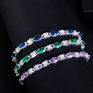 Makro-Detail von Armbändern mit Kristallen im Marquise-Schliff in Blau Grün und Violett