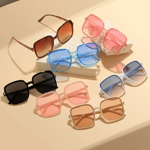 Moderne quadratische Oversize-Sonnenbrille für Damen und Herren in sieben Trendfarben