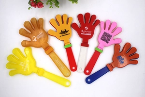 Vue détaillée de tapettes à mains colorées en plastique pour le sport et fêtes