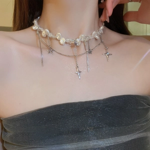 Collier en perles irrégulières avec pendentifs étoiles et strass sur un mannequin