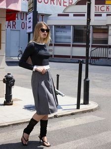 Λεπτομέρεια από trendy cropped top με εφέ δύο τεμαχίων και λευκό γιακά και μανίκια