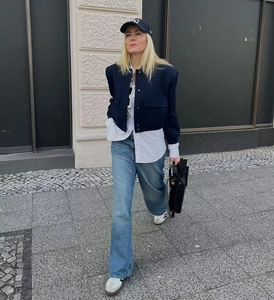 Giacca blu navy stile street con camicia bianca, jeans larghi e cappellino