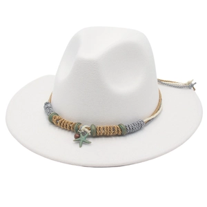 Dettaglio di cappello fedora bianco con ciondolo a stella e fascia intrecciata