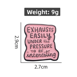 Spilla in smalto rosa con dimensioni 2,9cm x 2,7cm e citazione divertente