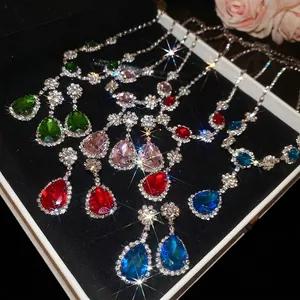Set di gioielli vintage con pietre a goccia, collana e orecchini in vari colori vivaci