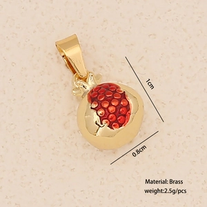 Détail macro d'un pendentif grenade rouge en laiton avec spécifications de taille 1cm