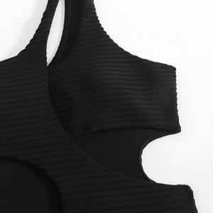 Makroaufnahme von schwarzem Rippstoff mit sexy Cut-out-Detail an einem Einteiler-Badeanzug