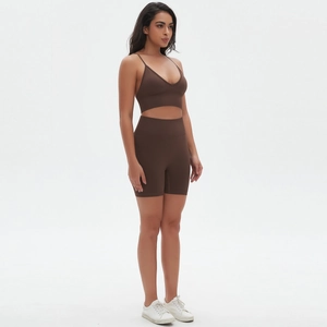 Nahaufnahme des nahtlosen braunen Yoga-Sets mit hoher Taille und atmungsaktivem Stoff