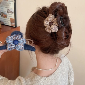 Détail de la texture en laine tricotée des pinces à cheveux florales pour femmes
