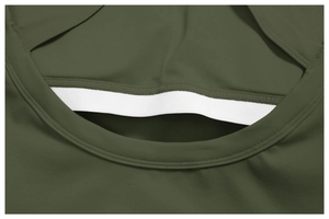 Vue macro d'un ensemble de yoga vert olive montrant les doubles coutures et la texture