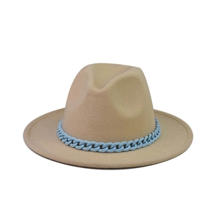 Λεπτομέρεια από μπεζ τσόχινο καπέλο fedora με διακοσμητική γαλάζια χοντρή αλυσίδα