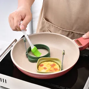 Set stampi per uova in silicone con manici in acciaio inox e pennello da cucina