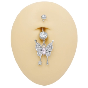 Vue détaillée d'un piercing de nombril papillon argenté avec strass roses sur mannequin