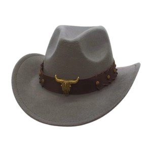 Detail eines grauen Filz-Cowboyhuts mit braunem Lederband und goldenem Stierkopf-Emblem