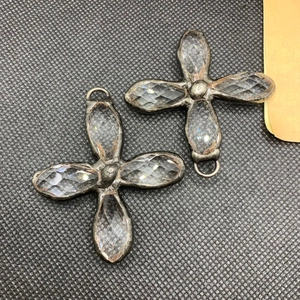 Vue détaillée de pendentifs croix en argent vintage avec pétales en cristal de verre