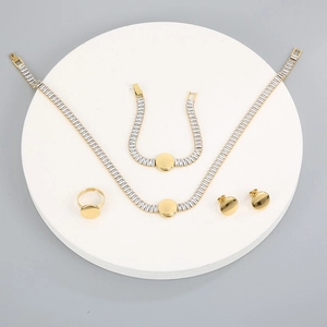 Dettaglio del set di gioielli in oro con collana, orecchini, anello e bracciale in zircone