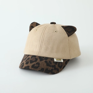 Détail de la casquette bébé avec oreilles léopard 3D et tissu en polaire douce