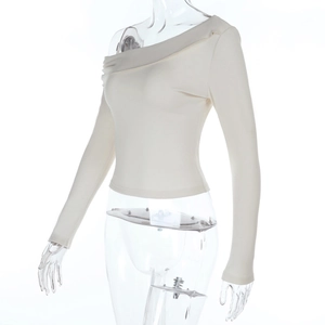 Vue détaillée du haut blanc cassé asymétrique coupe ajustée en maille fine à manches longues