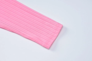 Détail macro du tissu en maille côtelée rose montrant la texture et les coutures