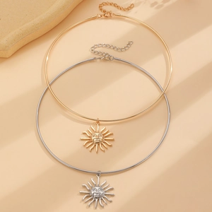 Minimalistisches Set mit Gold- und Silbersonnenanhängern und verstellbarer Kette