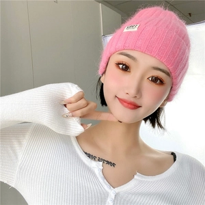 Pink knit beanie for women with 1982 California label, warm autumn and winter style