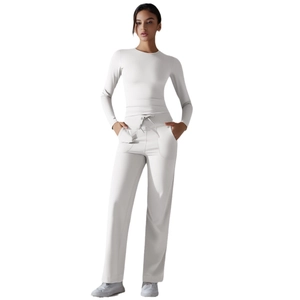 Ensemble de yoga gris clair pour femme avec haut ajusté à manches longues et pantalon large
