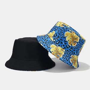 Dettaglio di un cappello da sole pieghevole in cotone con motivo reversibile nero e leopardo