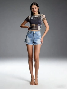 Short en jean taille haute pour femme, coupe ajustée avec bords effilochés en bleu clair