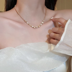 Collier de perles de coquillage et cristal irrégulier avec détails dorés élégants