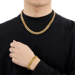 Ensemble collier et bracelet maille gourmette en acier doré pour homme sur mannequin