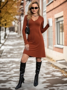 Vestido corto de punto de rayas con cuello en V profundo y manga larga en rojo óxido