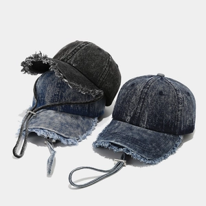 Berretto da baseball vintage in denim con bordi sfilacciati e cordino antivento