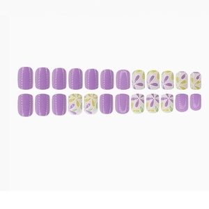 Set de 24 uñas postizas cortas cuadradas moradas con diseños florales y acabado mate