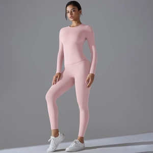 Vue complète d'un ensemble de yoga rose avec leggings taille haute et haut à manches longues