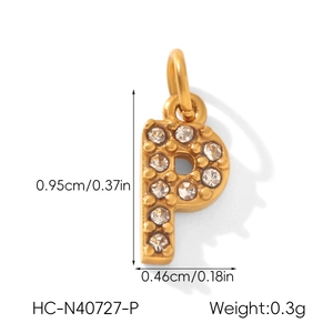 Détail du pendentif lettre P doré avec strass et dimensions précises pour bijoux DIY