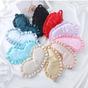 Detailansicht verschiedener seidenähnlicher Schlafmasken mit Rüschen in eleganten Farben