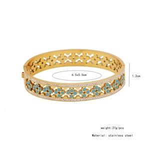 Macro shot showing dimensions and weight of the gold stainless steel turquoise clover bangle