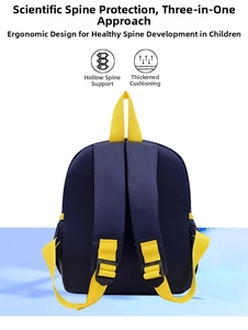 Detalle del soporte ergonómico en mochila azul para niños con correas en contraste amarillo