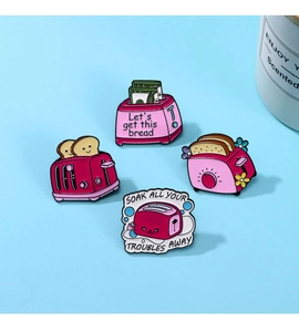 Set mit vier süßen rosa Toaster-Emaille-Pins mit motivierenden Sprüchen auf Blau