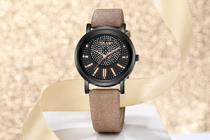 Gros plan montre Yolako pour femme avec cadran strass et bracelet en cuir marron sur soie